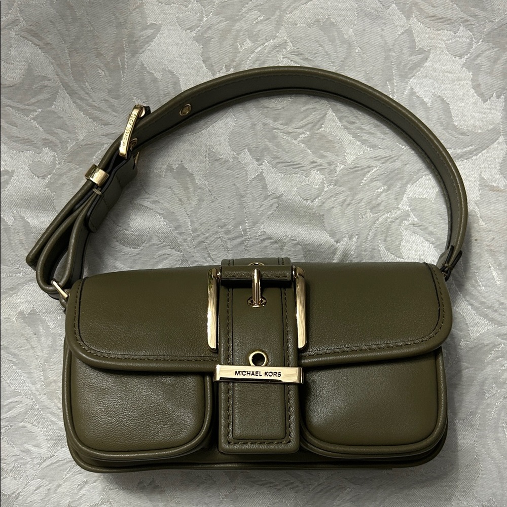 Michael Kors Green Leather Pochette🛒🚞